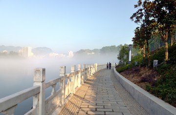 清江雾景