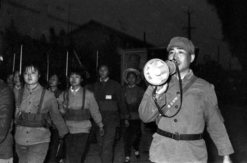 民兵夜间游行