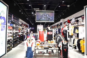 服装专卖店橱窗