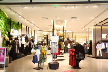女装专卖店橱窗