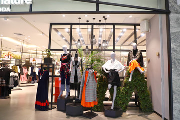 女装专卖店橱窗
