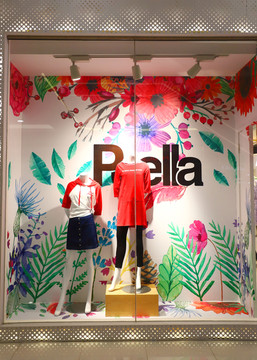 女装专卖店橱窗