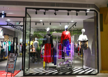 女装专卖店橱窗