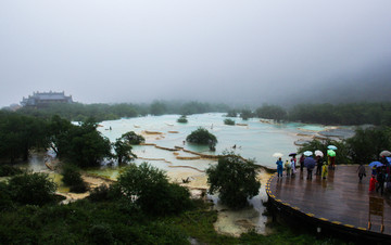 雾气蒙蒙的黄龙风景区