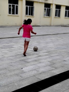 小学生学习踢足球