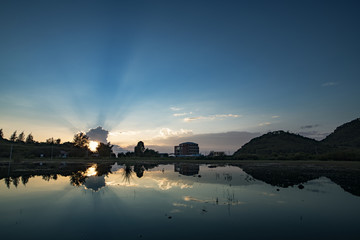 夕阳里的大海和远山