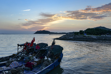 夕阳里的大海和远山