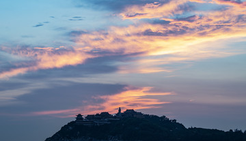 夕阳里的大海和远山