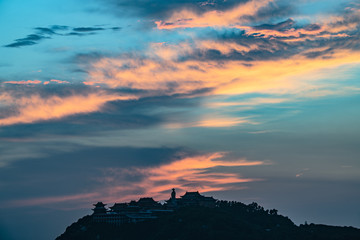 夕阳里的大海和远山