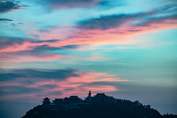 夕阳里的大海和远山