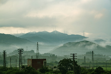 云雾缭绕的群山