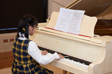 弹钢琴的小女孩