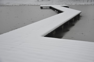 大雪覆盖着长桥