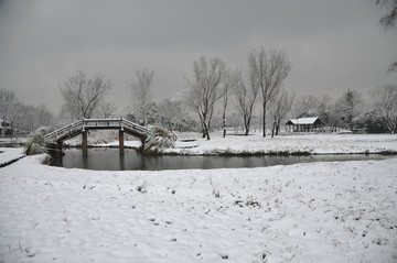 一座小桥立在雪地里