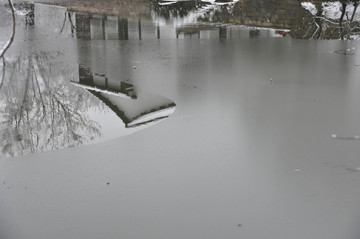 被冰封的池塘与雪景