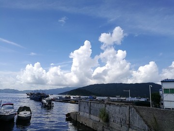 船厂的海边天空