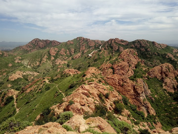 红色山峰