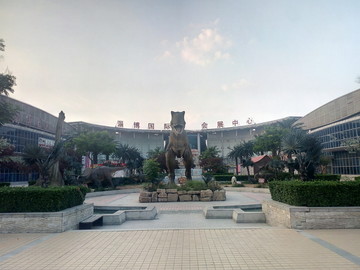 恐龙雕塑