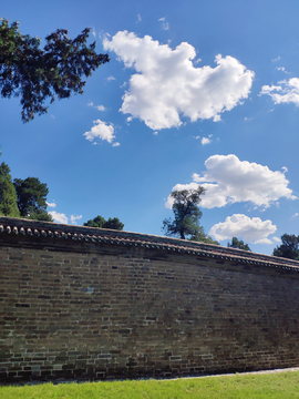 蓝天白云下的古城墙