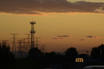 夕阳下的电线塔