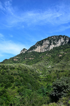 绿色的山坡和石头山峰