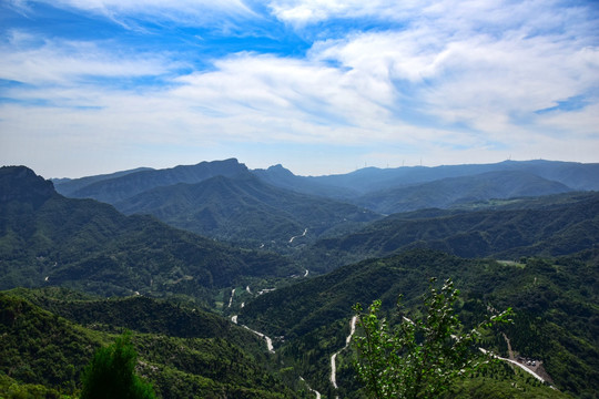 墨绿色山脉风景