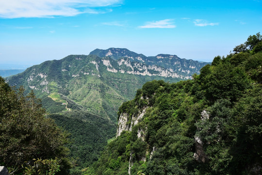 巍峨的山脉风景图