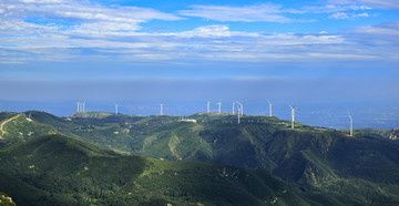 绿色山岭上的风力发电塔
