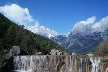 玉龙雪山白水河的景色