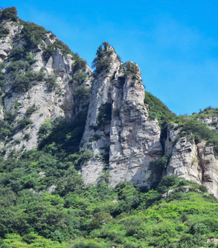 绿色山岭上的断崖