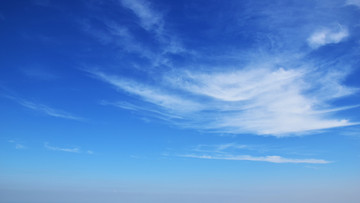 蓝天上的羽状白云