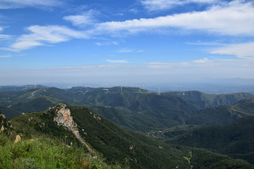 绿色山脉和蓝天美景