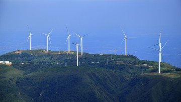 山岭上的风力发电设置