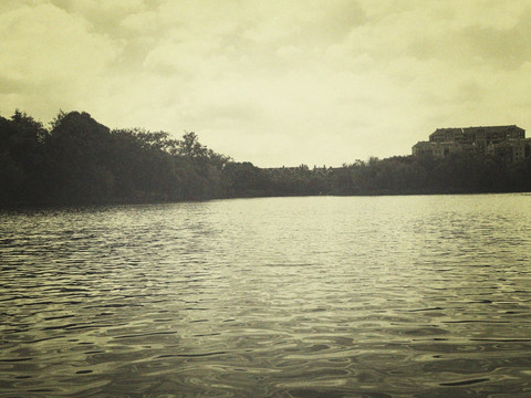 旧电影湖畔场景