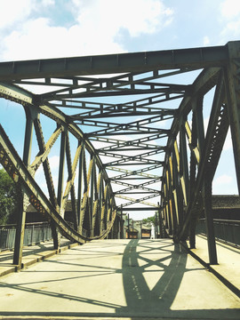 现代钢铁桥