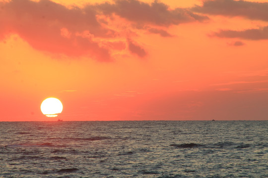 海上日出