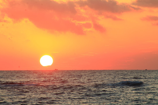 海上日出