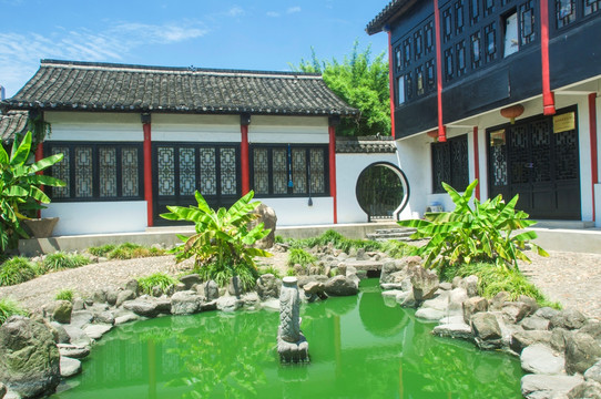 中式花园水池房屋