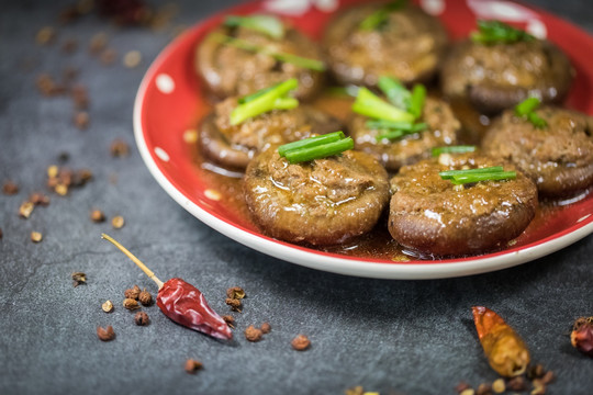 中式特色菜蘑菇肉