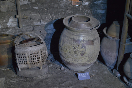 龙纹泡菜坛