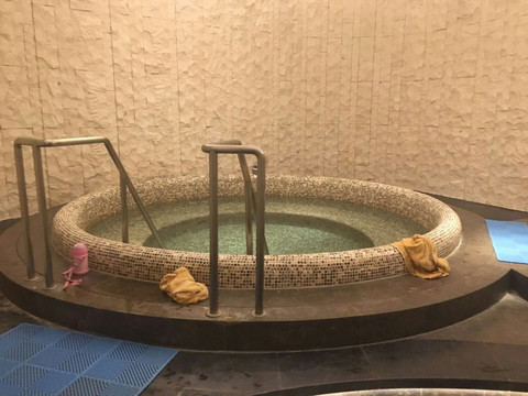 情侣浴池