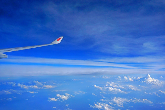 航拍机翼云层