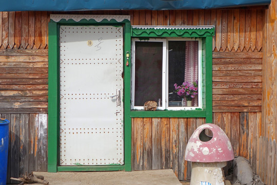 俄式木板木屋雕花的门窗