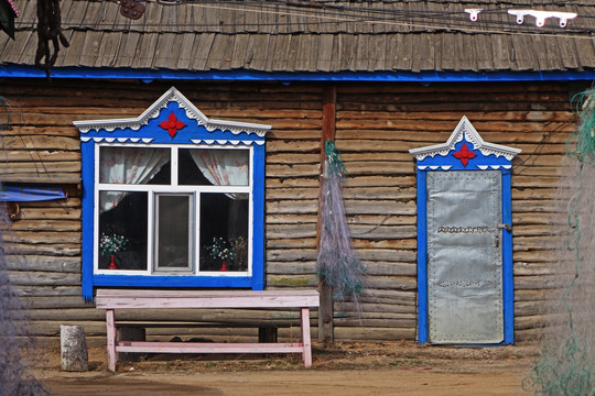 俄式木板木屋老宅雕花的门窗