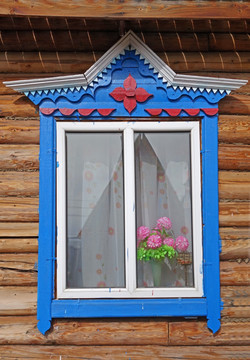 俄式木刻楞木屋雕花的窗户