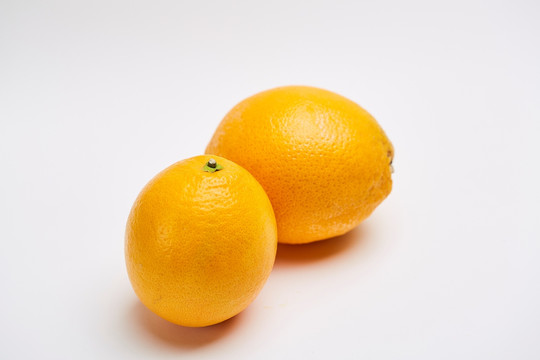 白背景上的橙子