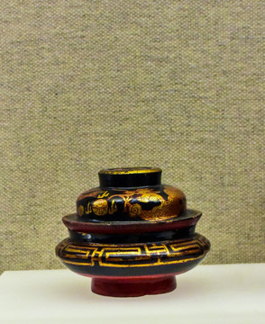 藏族描金双龙纹漆盒