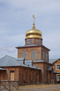 俄式木刻楞木屋教堂造型的民俗馆