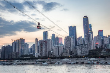 夕阳下的重庆长江索道和渝中区