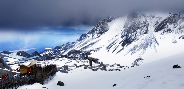 玉龙雪山栈道远景